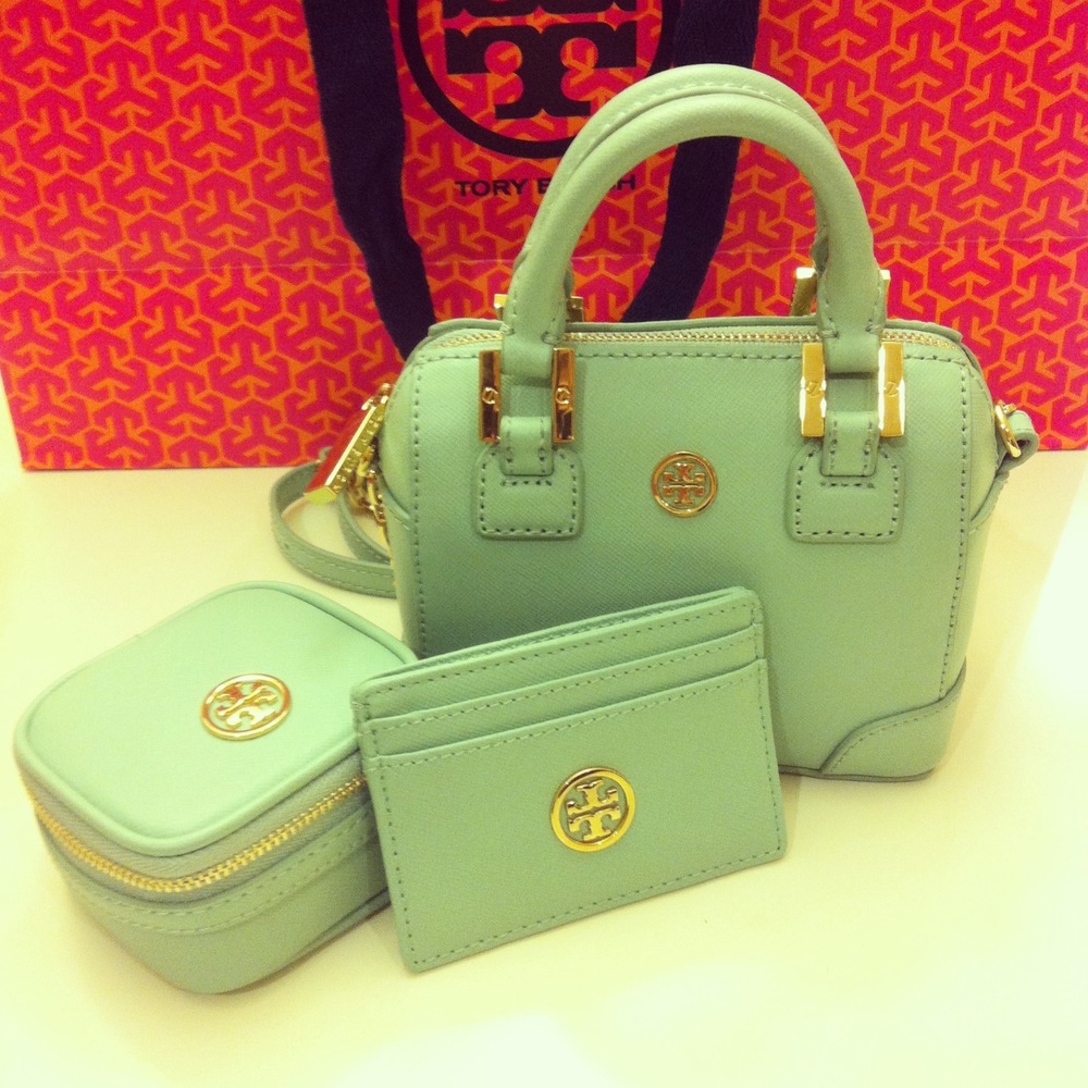 Tory Burch Robinson goodies in mint