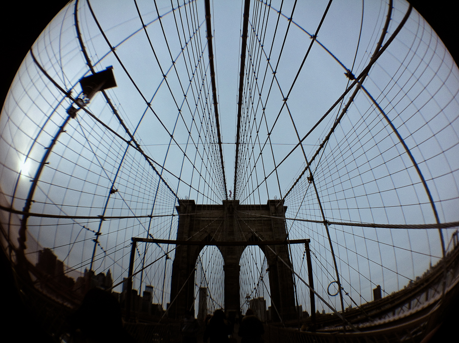 photo of Brooklyn Bridge with Olloclip iPhone fisheye lens [stuff-i-love.com]