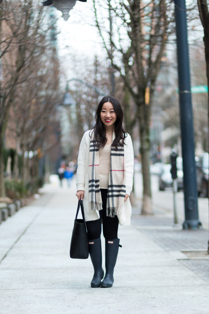 casual weekend outfit - hunter boots braided sweater